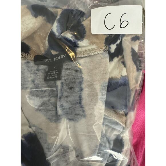St. John's Shirt Women's Sz M Beige Blue Animal Print Long Sleeve Stretch Knit - Picture 13 of 13